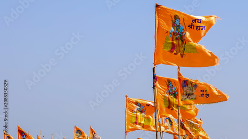 Φωτογραφία Hindu devotional flags displaying Lord Rama symbols during spiritual gathering a