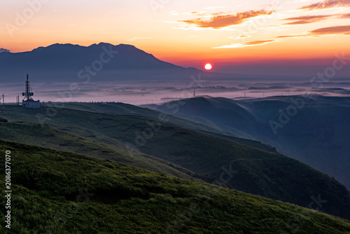 朝焼けの阿蘇大観峰より九重連山を望む