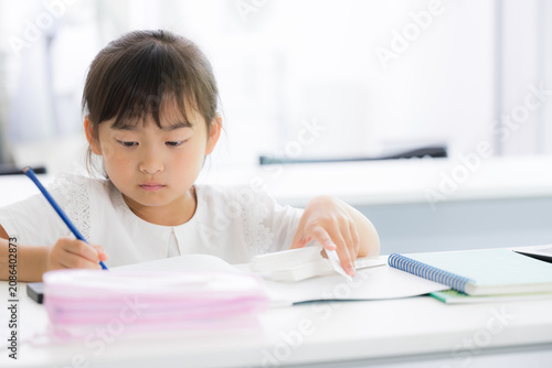 Φωτογραφία An image of a girl around kindergarten or elementary school age concentrating on