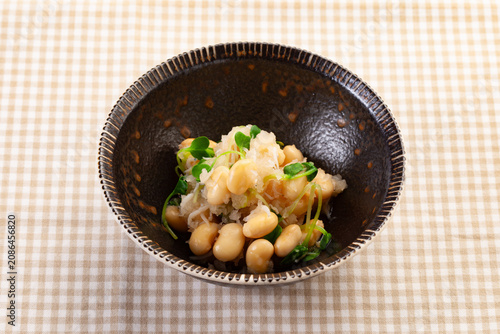 A refreshing side dish of savory soybeans mixed with grated radish and shirasu.