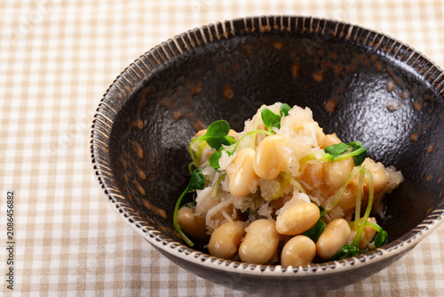 A refreshing side dish of savory soybeans mixed with grated radish and shirasu.