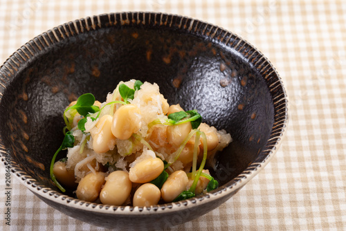 A refreshing side dish of savory soybeans mixed with grated radish and shirasu.