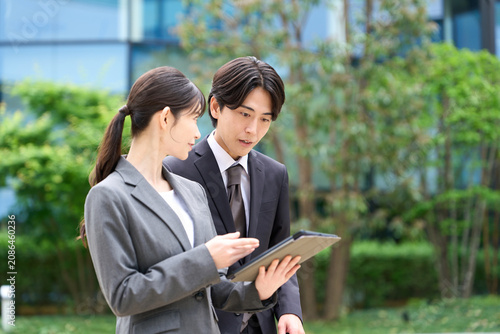 仕事の指導をするビジネスパーソン