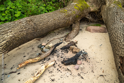 Cuadro en lienzo The remains of a campfire on the sand