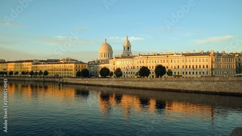 Quadro su tela Golden hour view of Saint Petersburg riverside with historic buildings