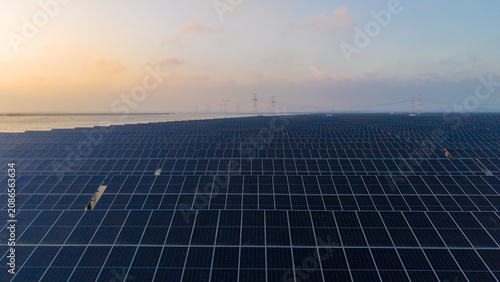 Fotografía Large Scale Solar Photovoltaic Farm At Dusk Near Water