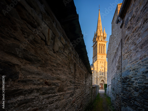 Obraz na plátně L'Eglise de Saint-Cast, au bout de la rue