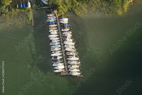 Obraz na plátně Bootsanlegestelle am Starnberger See in der Morgensonne aus der Vogelperspektive