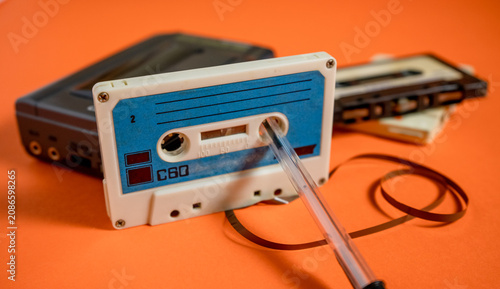 Photos Cinta de cassette antigua con bolígrafo para rebobinar