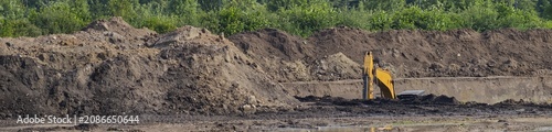 Baumaschine in einer Baugrube