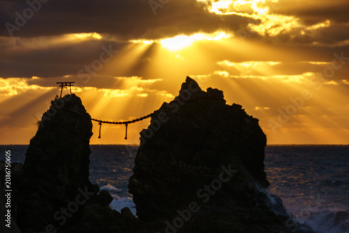夫婦岩の夕陽　長崎市野母崎