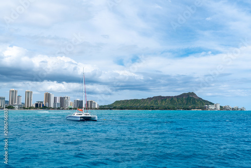 Fotografie Catamaran Sailing in Front of Diamond Head and Waikiki Beach, Oahu, Hawaii