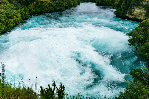 Cuadro en lienzo Powerful Turquoise River Rapids Between Forest Cliffs