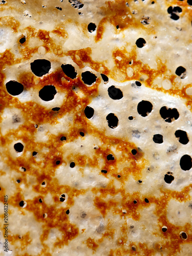 Foto Close-up of fried pancake on black background