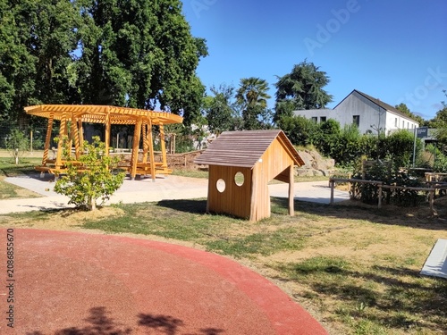 Φωτογραφία Promenade dans le jardin de la Binquenais