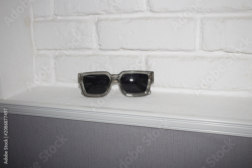 Billede på lærred Sunglasses with a massive square frame made of transparent gray acetate with bla
