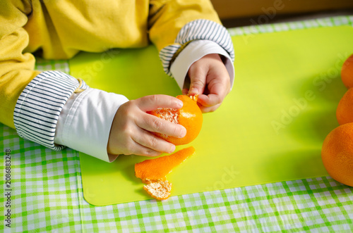 みかんを食べる子供