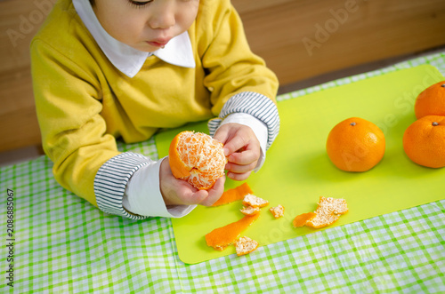 みかんを食べる子供