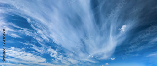Фотография A perspective view of fan of cirrus rows clouds receding beyond the horizon