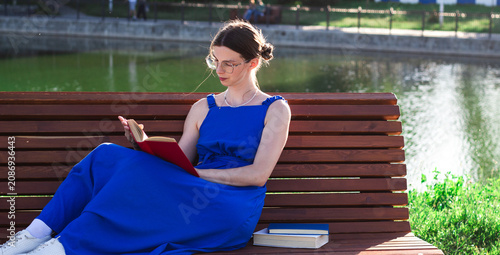 Принти на полотні Young woman immersed in book reading