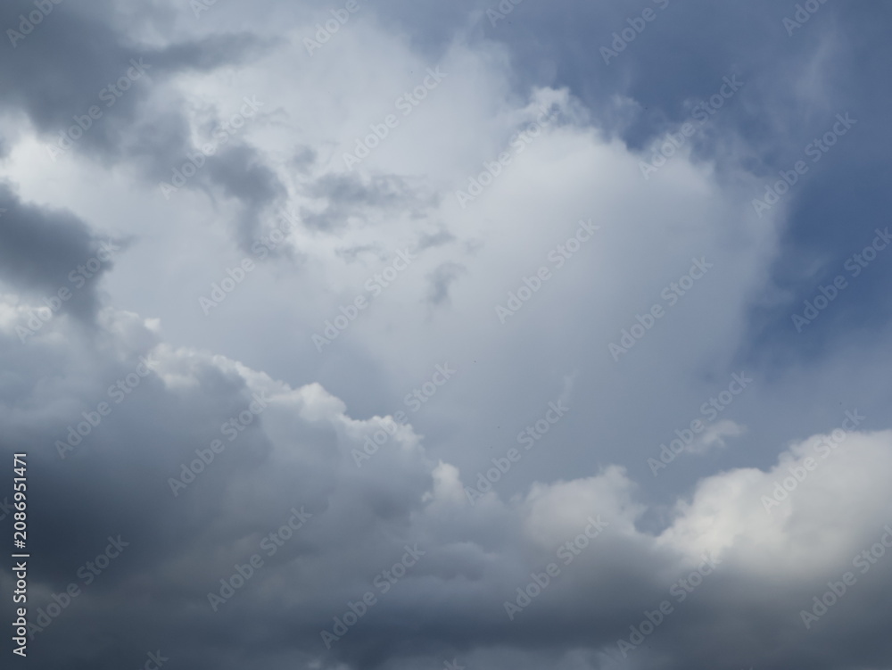 Obraz premium Dramatic Sun Rays Breaking Through Dark Storm Clouds