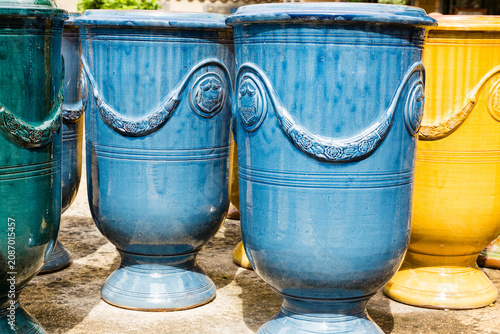Poteries, vases en terre cuite et vernissées, spécialité artisanale cévenole. Pots d'ornement traditionnels d'Anduze très colorés.