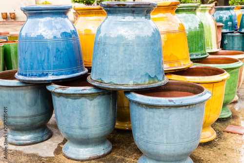 Poteries, vases en terre cuite et vernissées, spécialité artisanale cévenole. Pots d'ornement traditionnels d'Anduze très colorés.