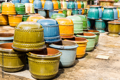Poteries, vases en terre cuite et vernissées, spécialité artisanale cévenole. Pots d'ornement traditionnels d'Anduze très colorés.