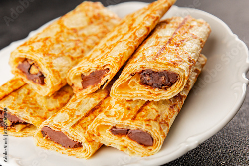 Fotografía Crepes with chocolate filling sweet dessert pancakes or blinis natural healthy f