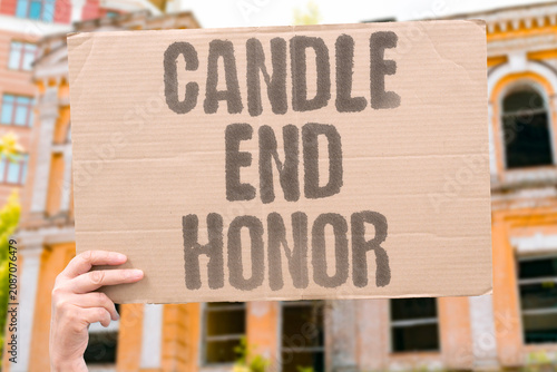 Billede på lærred "Candle end honor" Using the last piece shows frugal respect