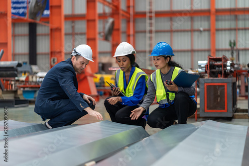Quadro su tela multiethnic group of industrial engineers and inspector wearing safety vests and