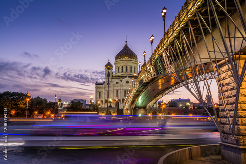 Fotografie Blue Hour at Cathedral of Christ the Saviour and Patriarshy Bridge, Moscow River