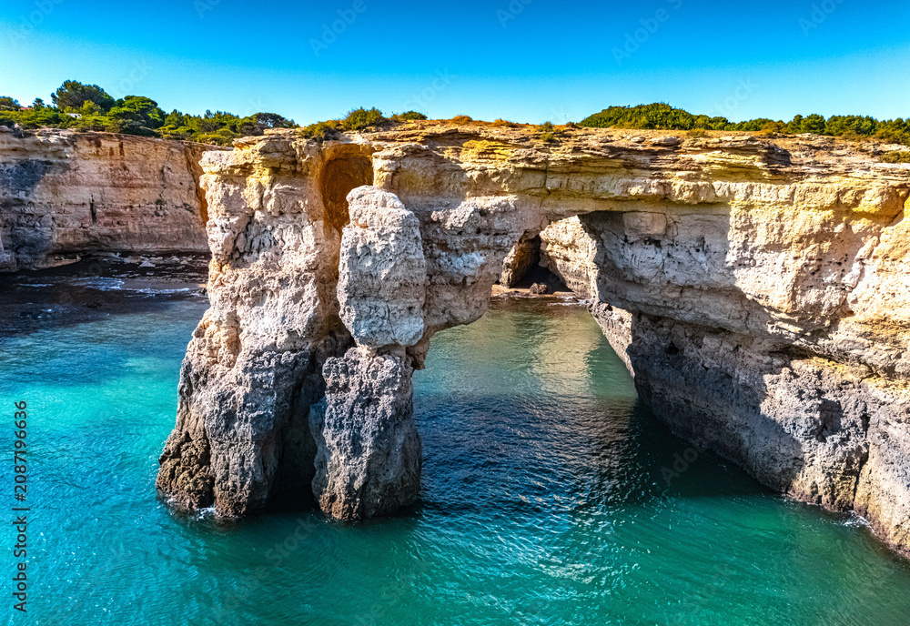 Naklejka premium Albandeira Arch near Albandeira Beach, Algarve, Portugal