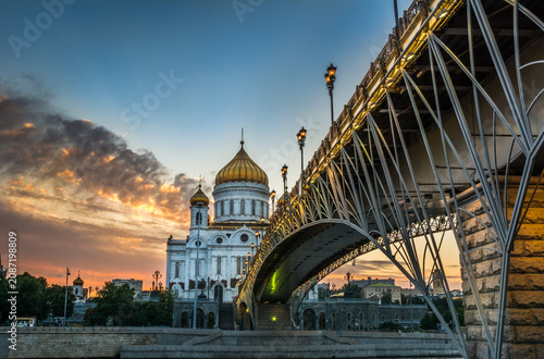 Obraz na plátně Sunset at Cathedral of Christ the Saviour and Patriarshy Bridge, Moscow, Russia