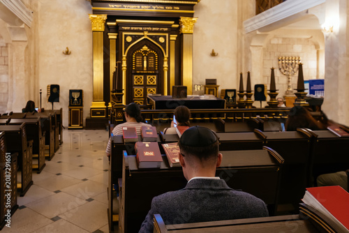 Foto Group of people gathered in synagogue