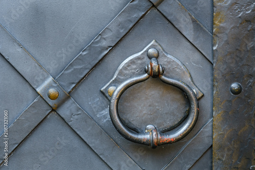 Bild auf Leinwand Old metal door handle on the old door
