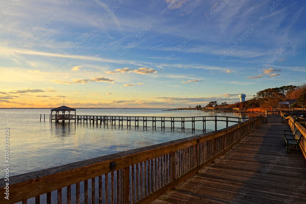 Obraz premium Evening stroll along the boardwalk at sunset