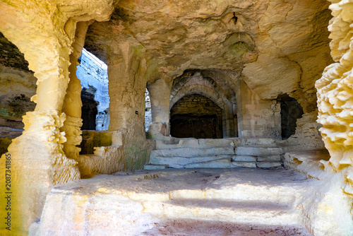 Obraz na plátně Abbaye troglodyte Saint Roman à Beaucaire, Gard