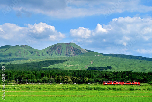 Canvastavla 阿蘇の麓を走る赤い列車