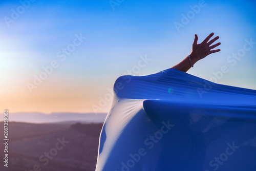 Konstfotografi Figuras en contraluz con tela azul
