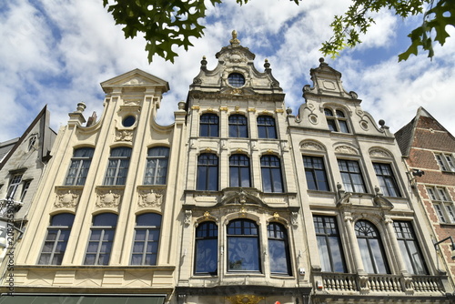 Принти на полотні L'architecture des façades à fronton parfois en style baroque au centre historiq
