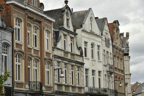 Fotografie L'architecture des façades à fronton parfois en style baroque au centre historiq