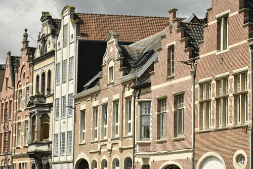 Foto L'architecture des façades à fronton parfois en style baroque au centre historiq