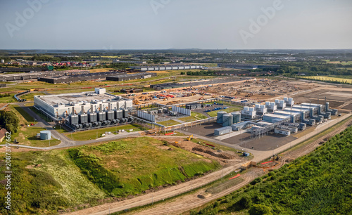 Fotografía Panorama view of a modern data center complex with adjacent energy infrastructur
