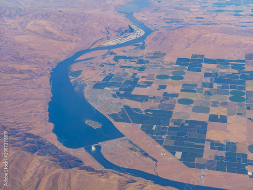 Canvastavla Aerial view of Columbia River and agricultural fields in Washington state