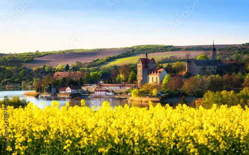 Wunderschönes Schloss Seeburg und der Süße See mit gelben Rapsfeld