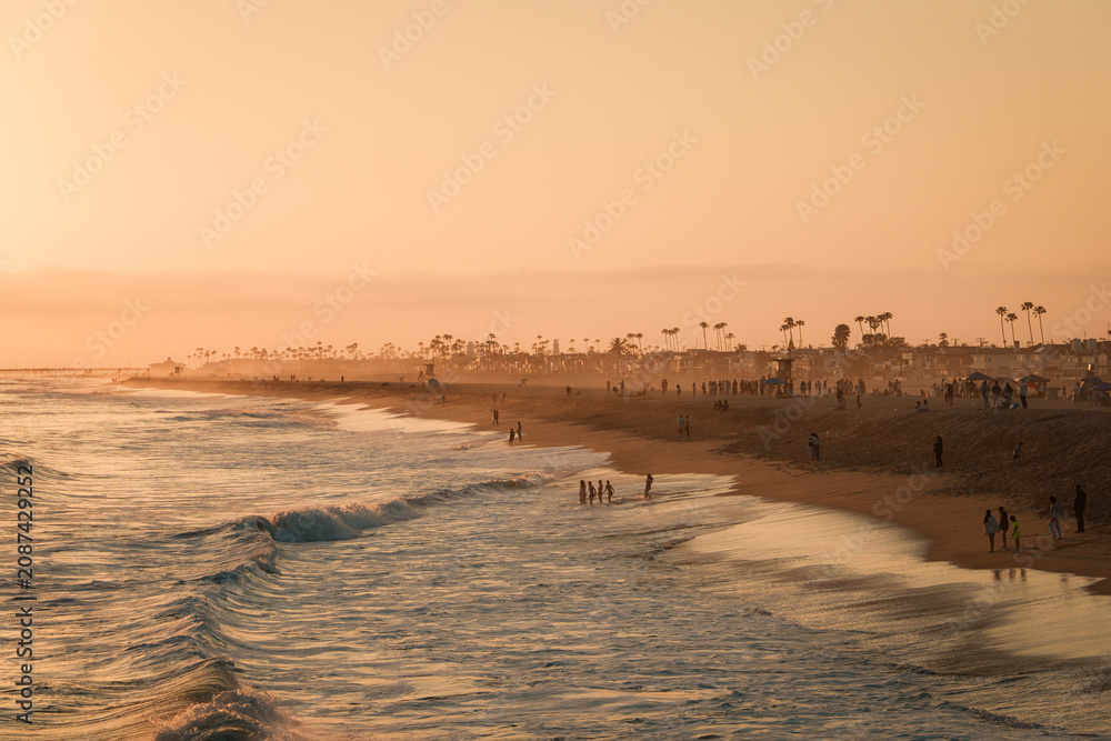 Obraz premium Sunset view of the ocean from Balboa Pier, Newport Beach, California