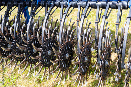 Φωτογραφία Rotary harrow spiked discs mounted on cultivator bar for soil tillage and weed r