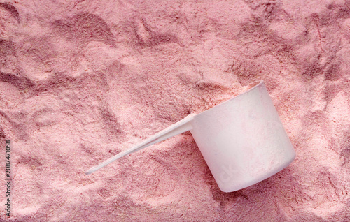 Resveratrol powder with a measuring scoop on a plain background, ideal for nutrition and antioxidant supplement concepts.