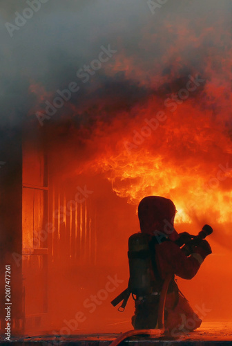 Obraz na plátne Vertical Horizon Firefighter Rescue training in fire fighting extinguisher